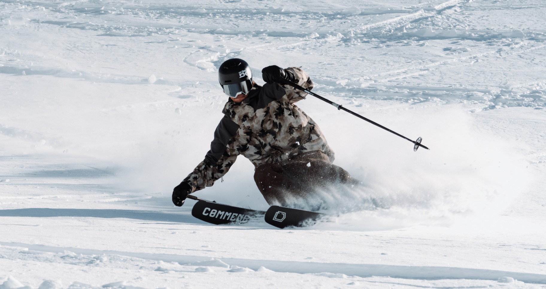un skieur skiant dans de la neige fraiche, par temps blanc
